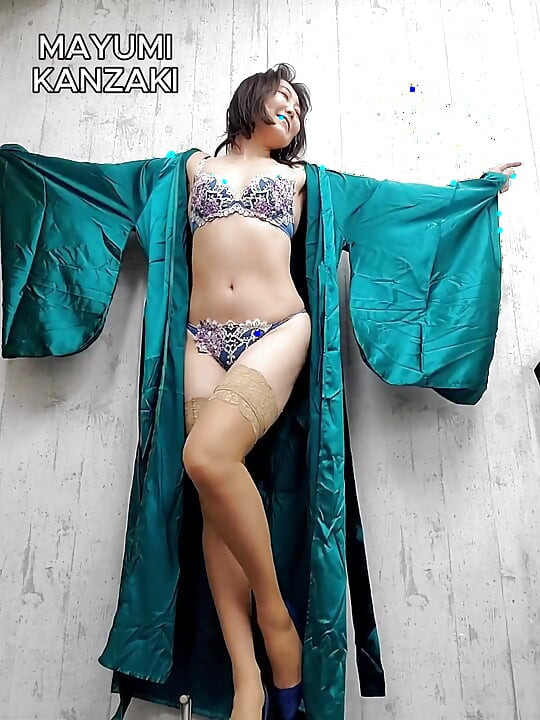 Istri Jepang Dengan Jubah Satin Dan Pakaian Dalam