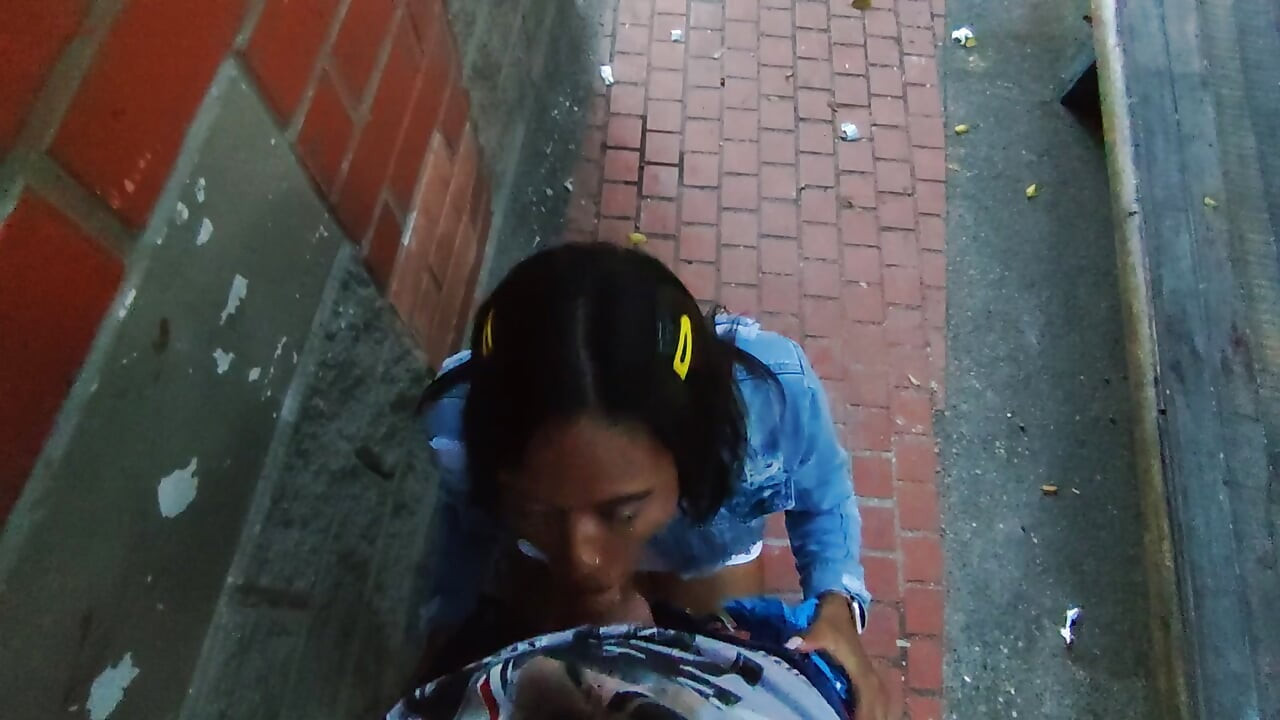 Colombiansk kvinna har sex offentligt med en turist