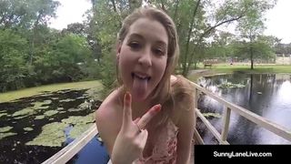 Silky Star Sunny Lane spielt mit ihrer Muschi im Freien am Teich!