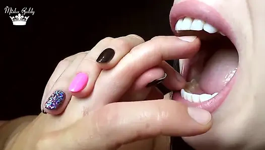 Жестко кусаю мужские пальцы и руку