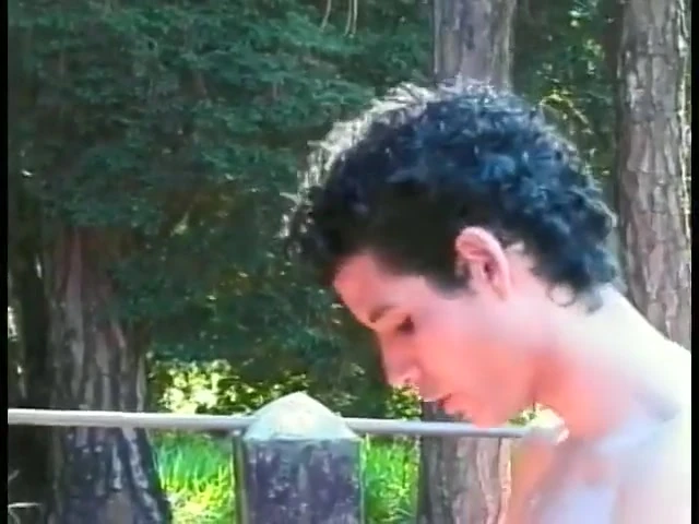 Güzel memeli ve götlü güzel sarışın travesti Melissa Merlin temiz havada sert schloeng'e biniyor