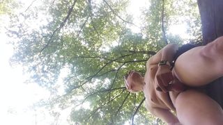 Masturbación con la mano y corriéndose desnudo al aire libre
