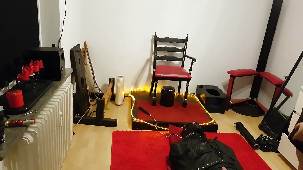 Curvy Dominatrix Delivers Facesitting to Her Leather Slave