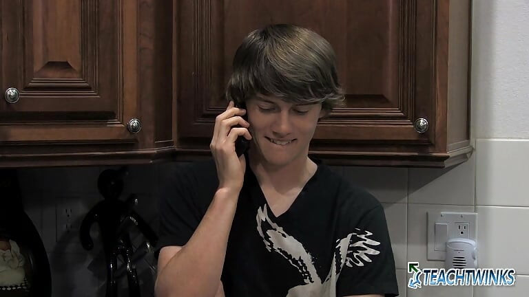 TeachTwinks 욕망은 레본 멕스와 제레미 소머스와의 뜨거운 친근한 만남을 통해 끓어 오르가즘