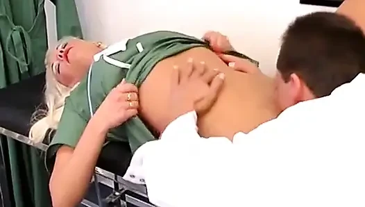 Çarpıcı Alman hemşire hastaların yarağını boğazlıyor