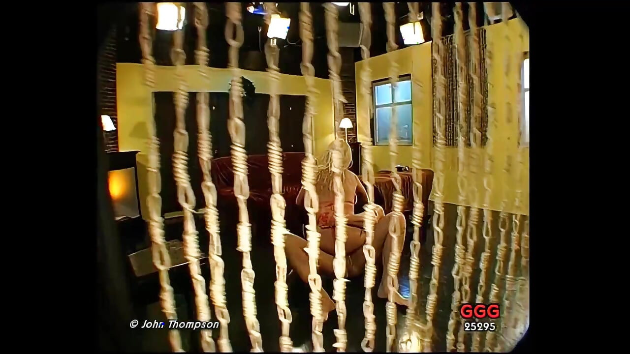 Blonde Bombe Nimmt Einen Halsfick Und Wird Wild Geritten