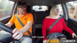 Rijpe Britse slet stuitert op pik tijdens haar autorijden