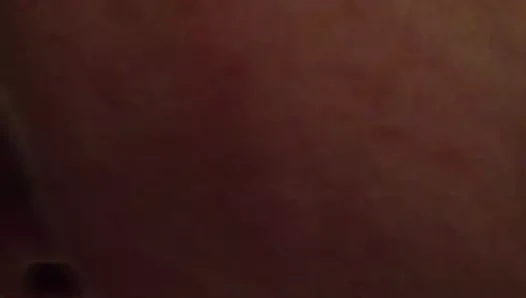 Шлюшка сосет член