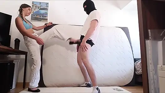 Harte tritte von ihr in die bälle