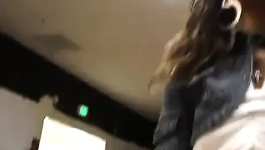 Смотри, как она пользуется ванной с ее бритой киской