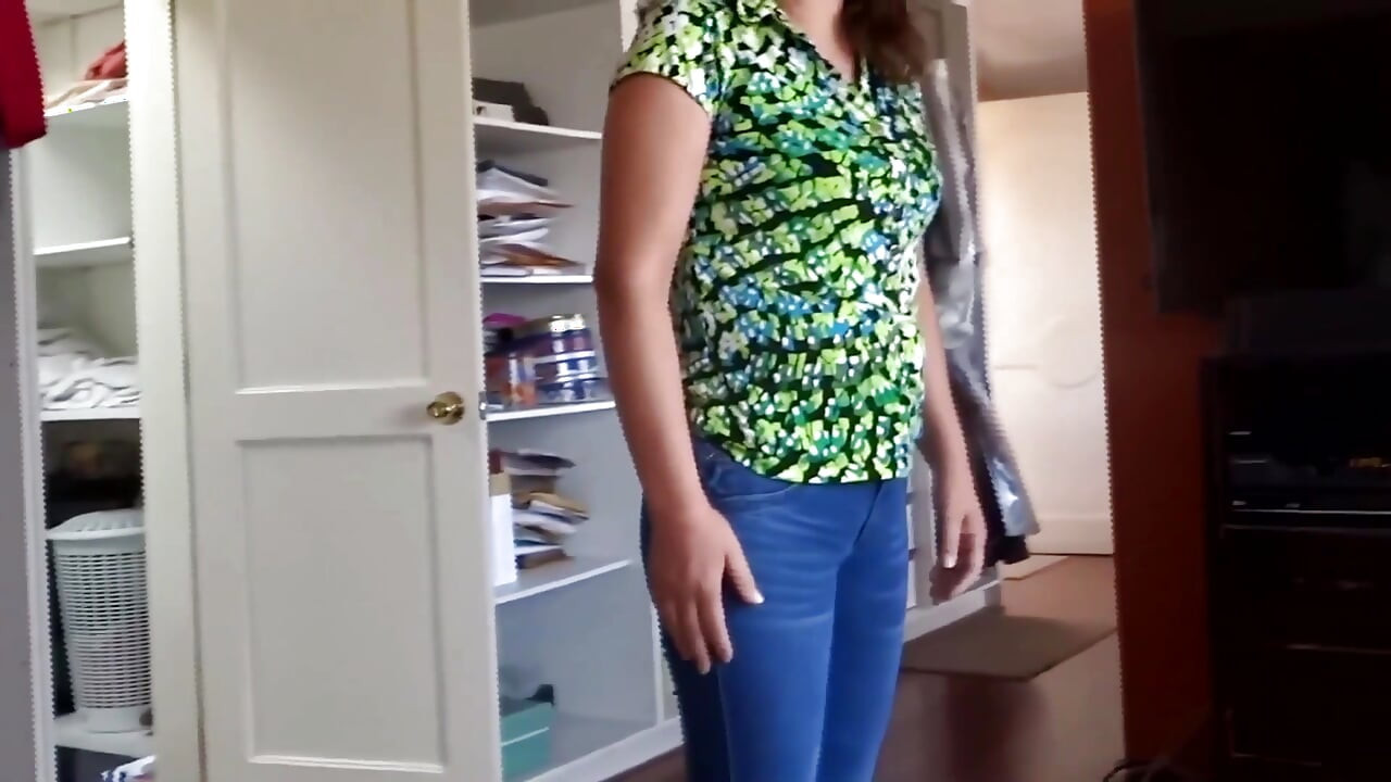 Bela madrasta se veste, se mostra e começa a se tocar enquanto olha para o meu pau.