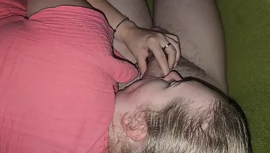 Meine geile ehefrau spielt mit meinem großen schwanz und gibt mir einen heißen blowjob