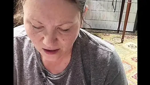 Super sexy schwanzlutschende göttin liebt es, sein sperma zu probieren, sie kommt über und laute orgasmen mit seinem schwanz, der ihr gesicht fickt