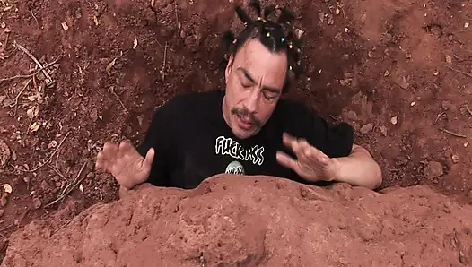 Похороненная красота в песке: дикий фетиш-секс на природе