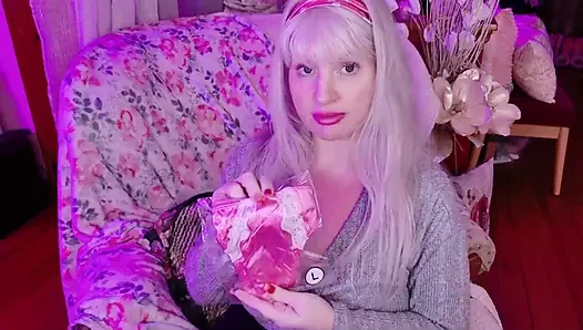 Cewek ini lagi buka celana dalam satinnya!