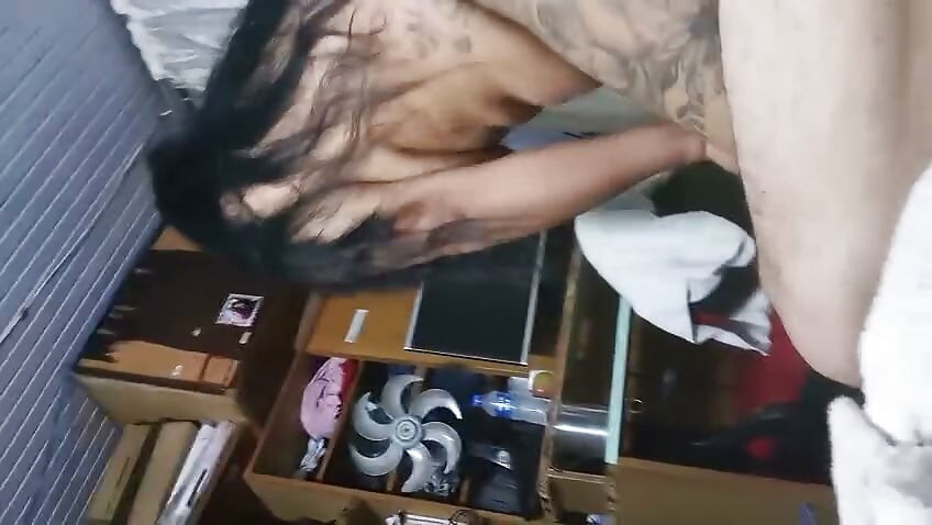สาวผมน้ำตาลแสบๆ นั่งขย่มตักของชายแก่