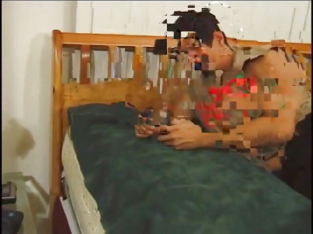 침대에서 백인 친구에게 따먹히는 스타킹을 입은 핫한 흑인 간호사