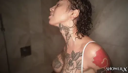 Tätowiertes schätzchen wird unter der dusche wild