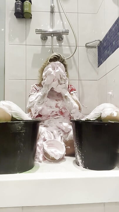 Pink Pies sur le visage et Gunge se fait baiser sur la tête