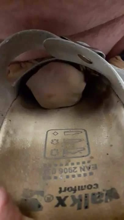 Ihre Schuhe mit ihrer Strumpfhose gefickt