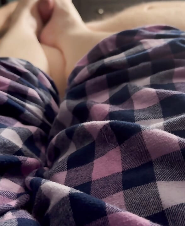 Esposa dá punheta com pés vermelhos sensuais esfregando pau duro