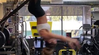 Kate Beckinsale тренируется вверх ногами