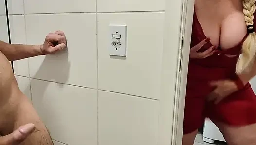 Üvey anne duşta üvey oğlunu mastürbasyon yaparken görüyor, aynını yapıyor ve sonra seks yapmak için banyoya giriyor