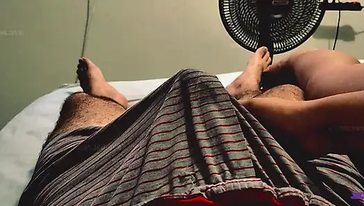 Cowok ini ngocok kontolku sambil pakai piyama sampai dia nggak kuat lagi!