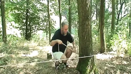 Hinterhältiger alter mann fickt einen teenager im wald