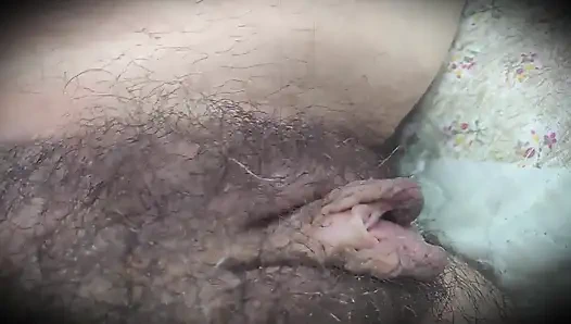 Деревенская девушка красиво вытягивает свою волосатую киску под красивую музыку