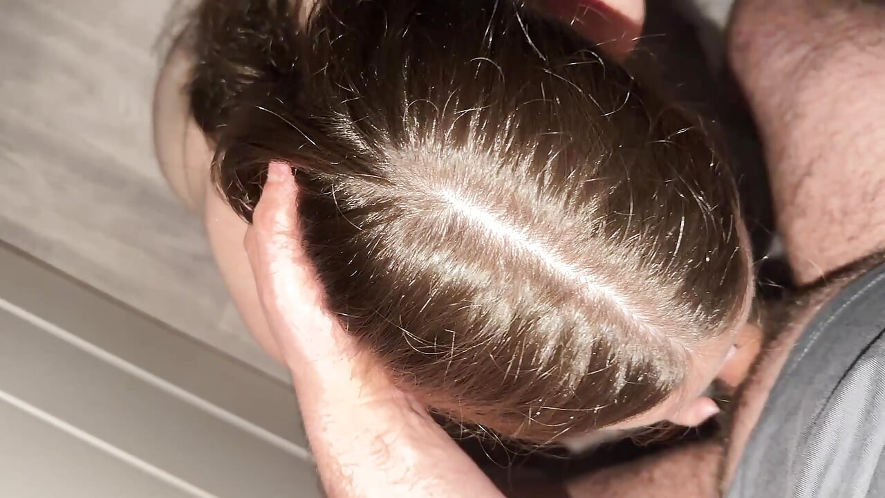 Een hete studente met een strak roze poesje krijgt een krachtig orgasme en een onvergetelijke cumshot