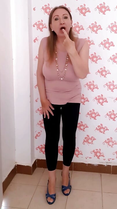 Masturbare cu vibrator zvârcolit și vorbe murdare de la o mamă sexy țâțoasă