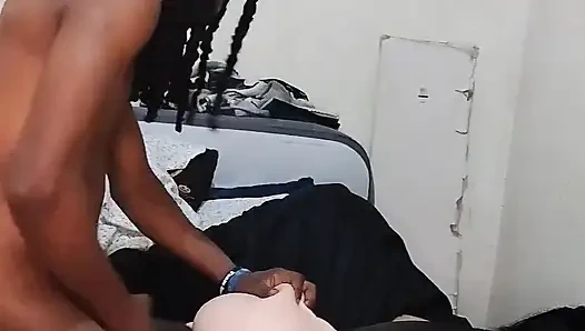 Tembakan punggung mengarah ke mani muncrat ke seluruh memeknya yang cantik!