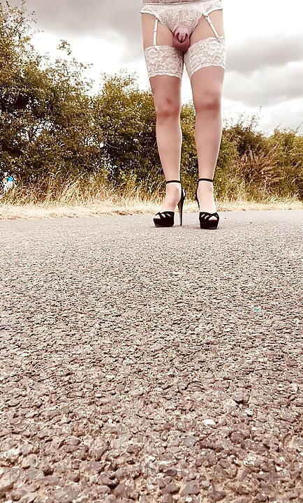 Crossdresser marido medias nupciales tirantes de tacones bragas sujetador vestido sexy al aire libre