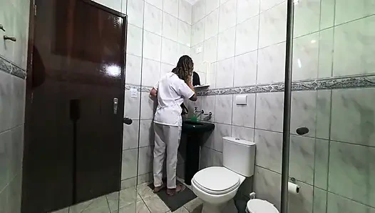 Hizmetçinin yeni işinde dölleme rutini.