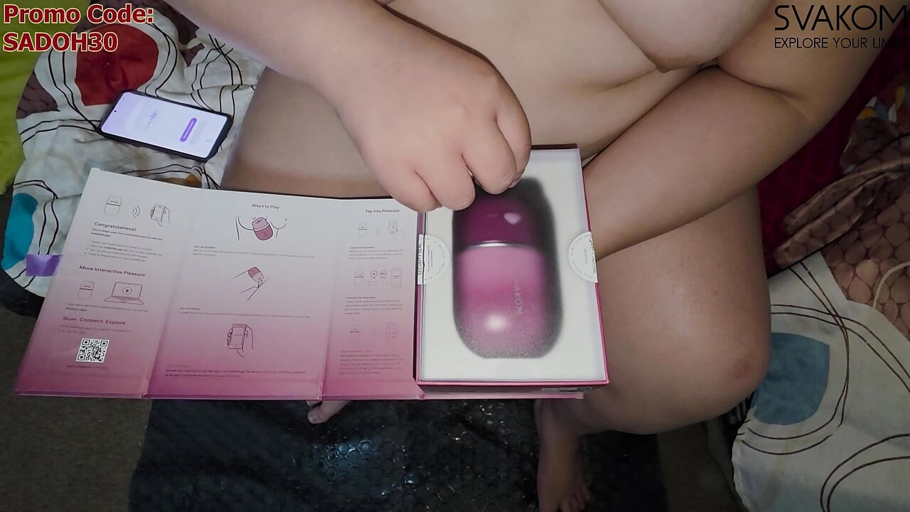 Al mijn gaatjes zuigen en likken met "KLITTY" van SVAKOM is zo heerlijk