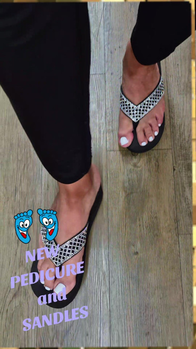 MY NEWEST SANDLES AND COLOR MAKES MS TYGER HAPPY.
