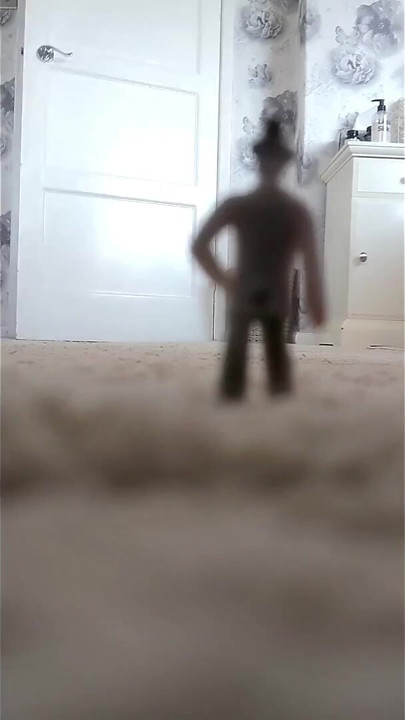 Giantess kink: minik zavallı yakalanıyor