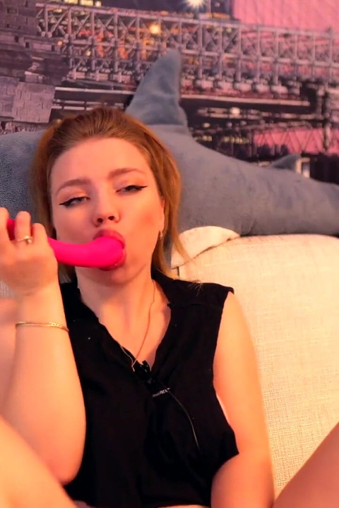 I tested my third toy for you. You voted for it! But this does not mean that the Striptease is not worth waiting for.