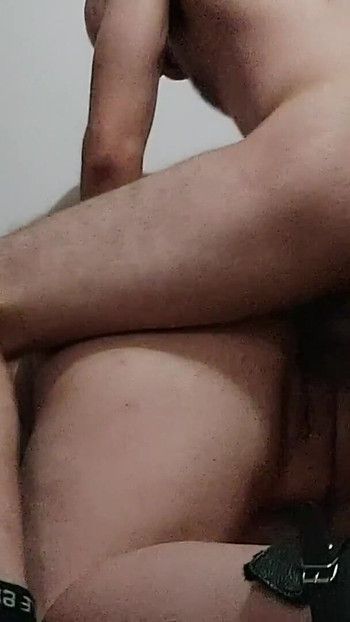 Ona voli jako jebanje napaljene kučke sa velikim sisama dobija spermu po faci i voli da jede spermu | Klip 2