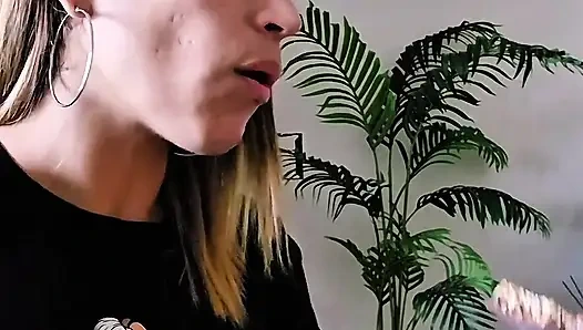 Kami makan camilan dengan teman sekamar saya setelah syuting video porno!