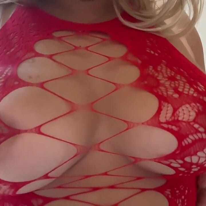 Ibu tiriku yang hot dengan pantat bahenol lagi asik fingering memek be basahnya