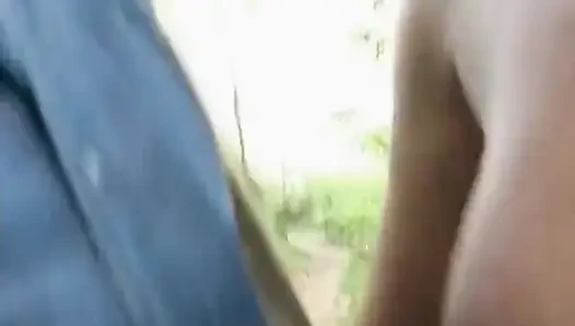 Ibu Andrea ngentot sama cowok gay muda di taman