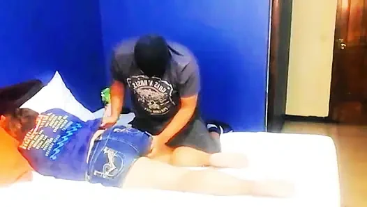 Я нахожу мою мачеху в ее комнате, и я лижу ее киску