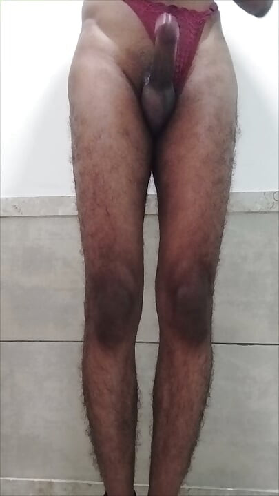 Üvey kız kardeşin tanga külotunun yanında sikimle oynadım