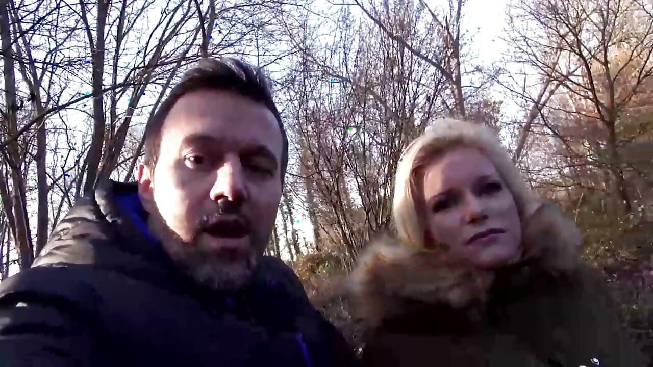 MILF mit knackarsch im freien gefickt