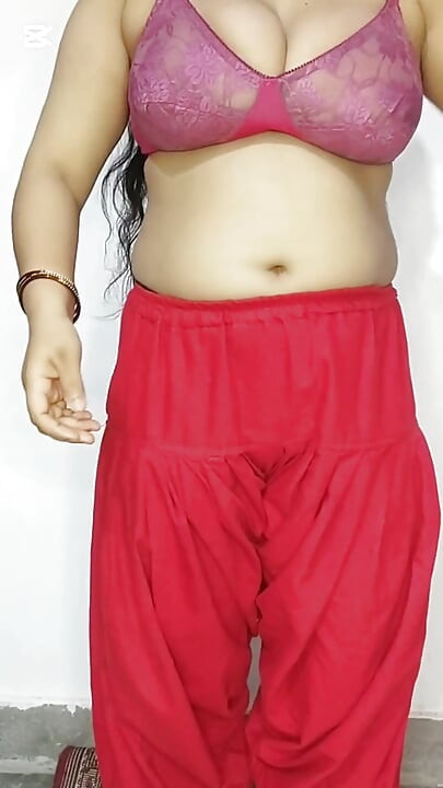 18 -godišnja slatka desi devojka ima šou golog tela