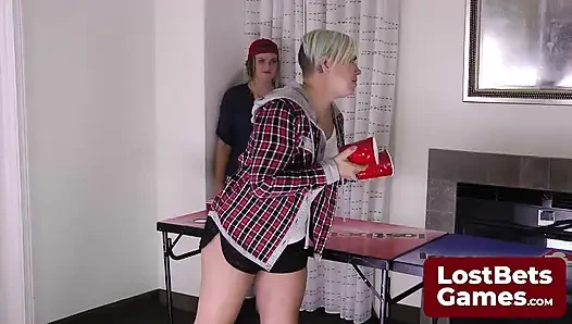 Пивной понг игра стриптиз в предвкушении всплесков перед знаковыми татуировками Tobi