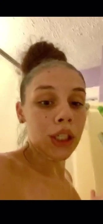 Gata sexy tomando banho e mostrando cuzinho apertado