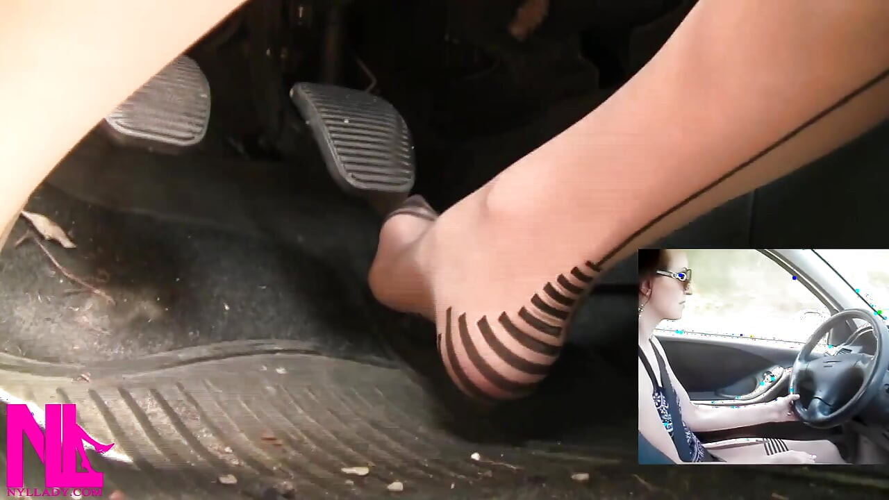Sensual conducción y bombeo de pedal en fancy charmante pantimedias con coser